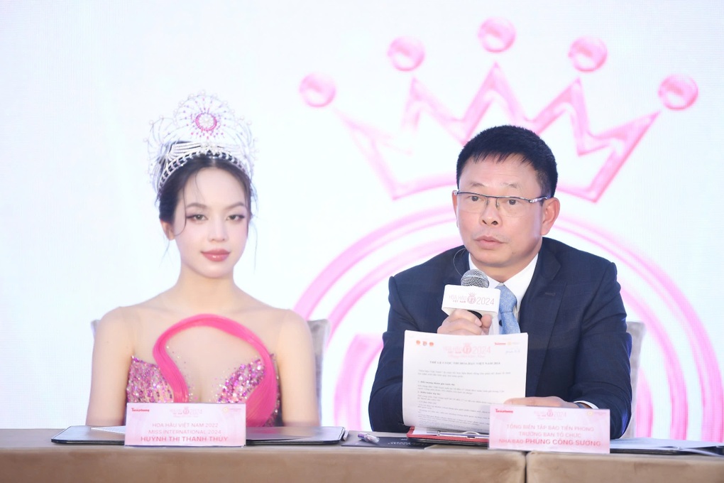 Nhà báo Phùng Công Sưởng, Tổng Biên tập Báo Tiền Phong, Trưởng Ban tổ chức Hoa hậu Việt Nam 2024 và hoa hậu đương nhiệm Thanh Thủy.