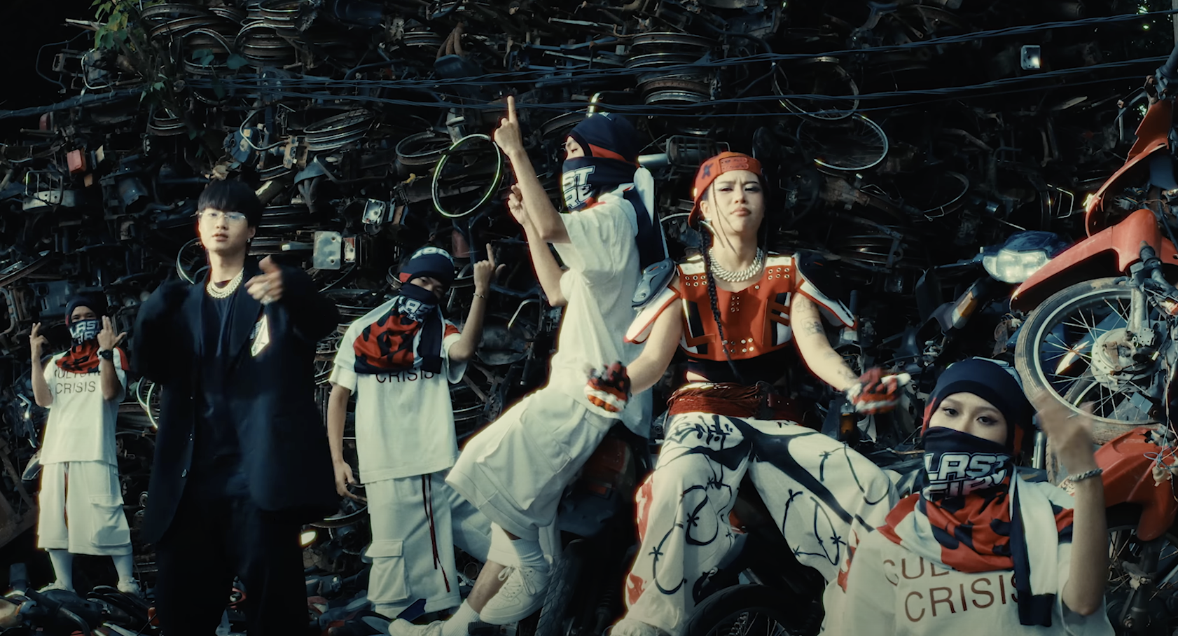 Những góc máy, bối cảnh điên rồ của Phương Vũ trong 2 MV Nâng Chén Tiêu Sầu và HOP IN DA SHOW