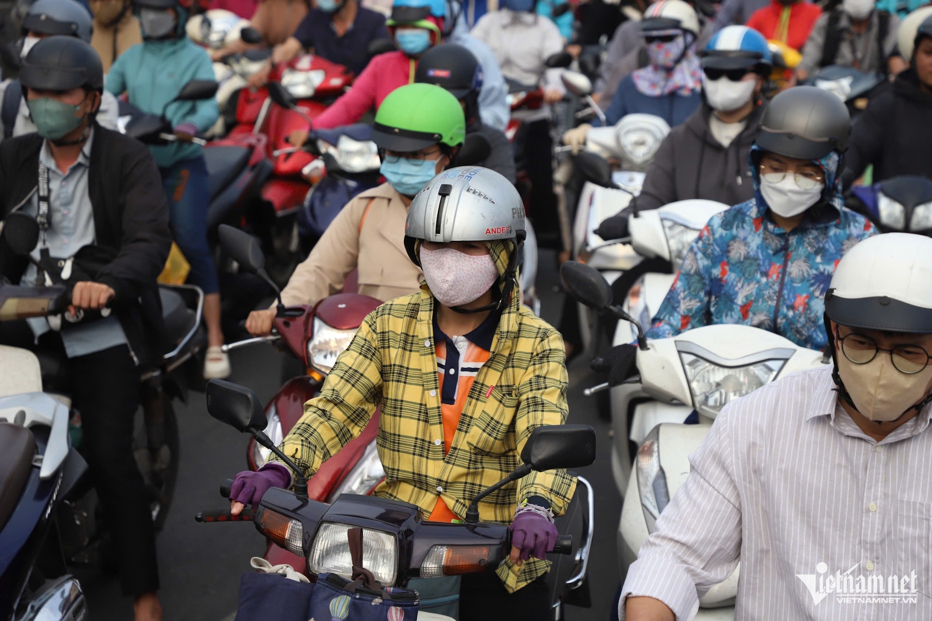 Kẹt xe khiến người dân mất nhiều thời gian để đến nơi làm việc, trường học