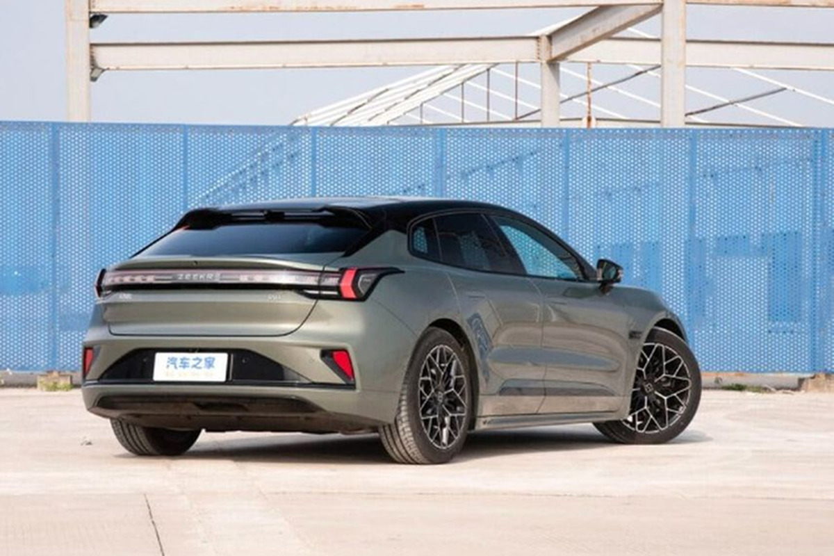 Mẫu xe này nhanh chóng thu hút sự quan tâm của khách hàng và đạt cột mốc 10.000 chiếc sau 110 ngày, 357 ngày để giao hơn 50.000 chiếc và 972 ngày để giao hơn 200.000 chiếc. Zeekr 001 sở hữu kích thước dài x rộng x cao lần lượt là 4.977 - 1.999 - 1.545 mm và chiều dài cơ sở 3.005 mm.