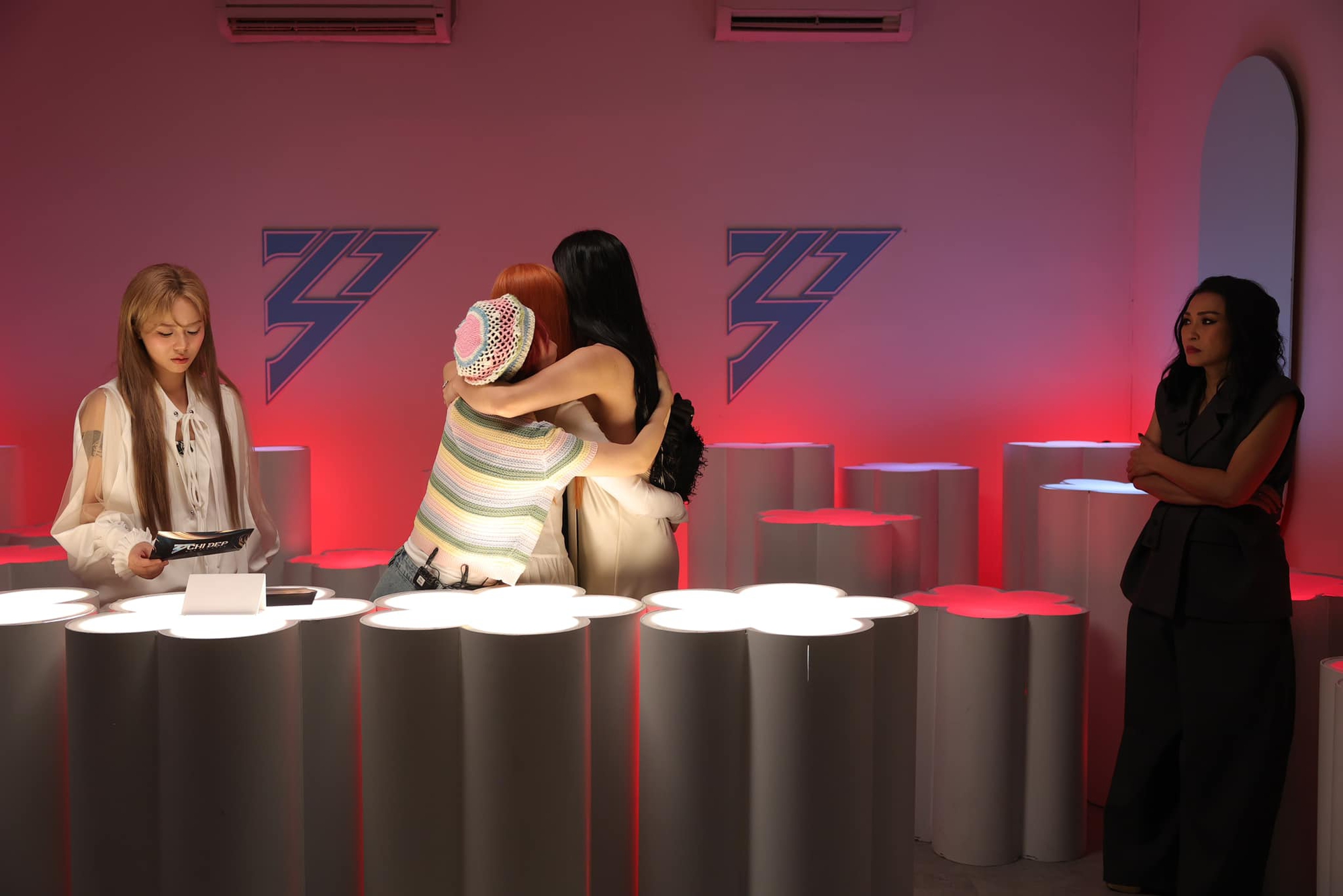 Bùi Lan Hương sốc nặng khi có đến 3 thành viên trong đội bị loại