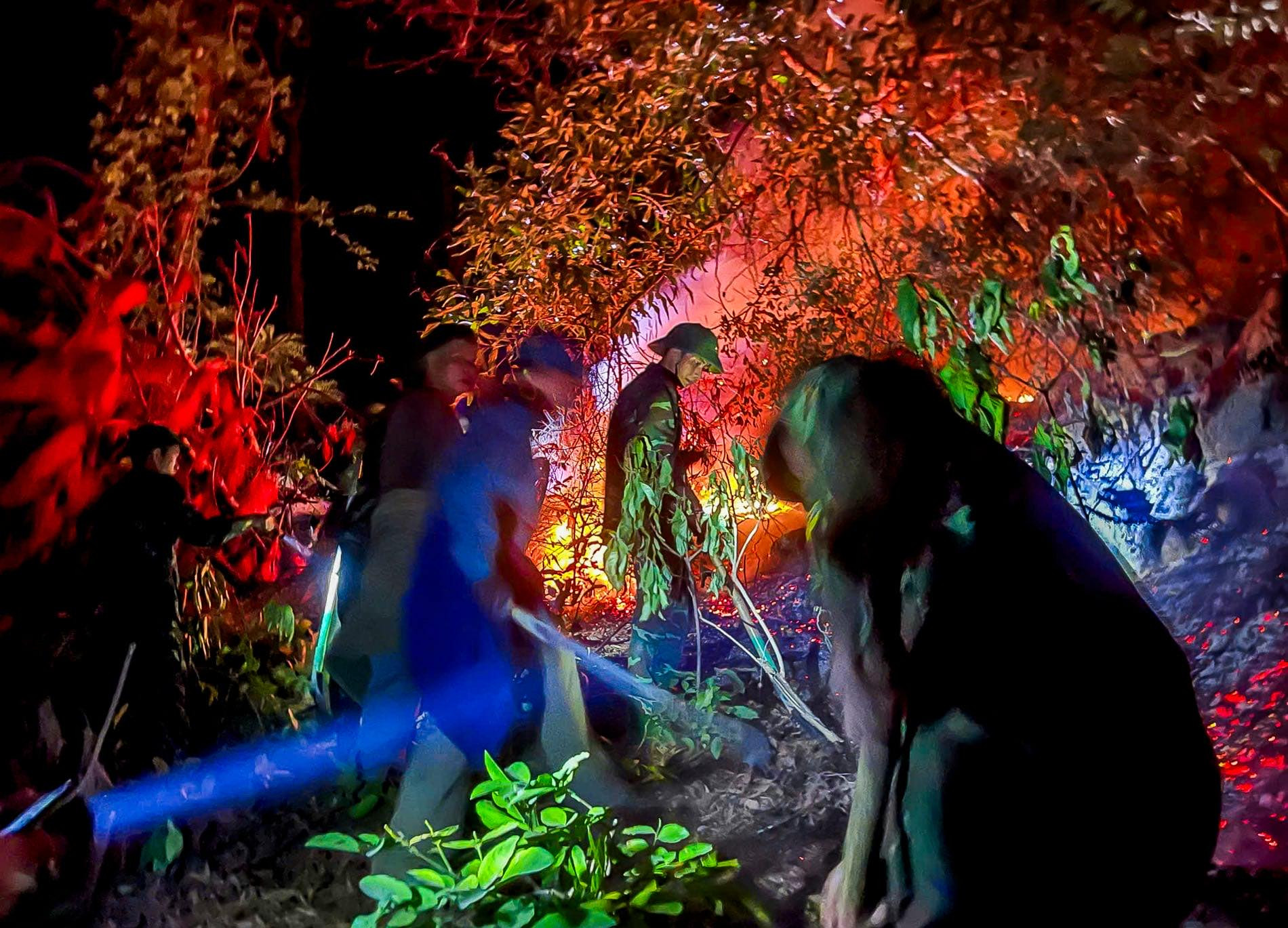 Các lực lượng nỗ lực tạo đường băng cản lửa cháy lan.