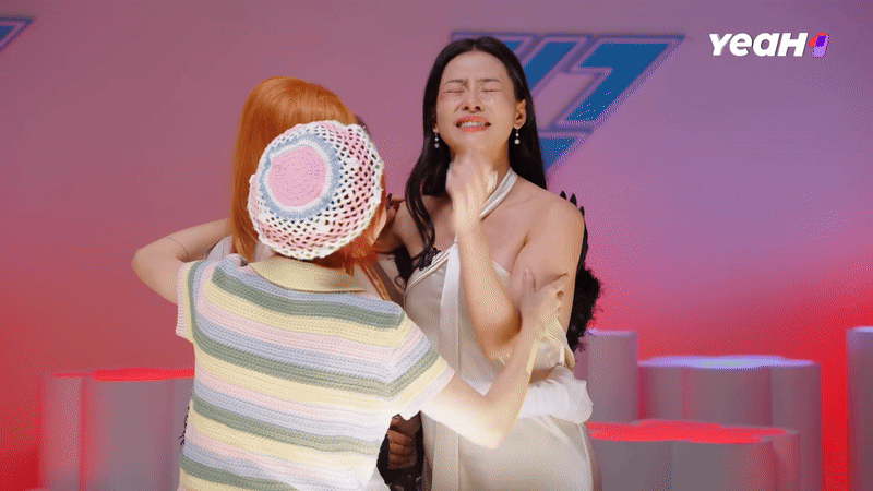 Bùi Lan Hương từ khó tin đến oà khóc, nghẹn ngào bên cạnh các thành viên team