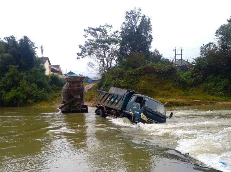 Nước chảy mạnh đẩy ô tô tải ra xa vị trí ban đầu. Ảnh: CTV