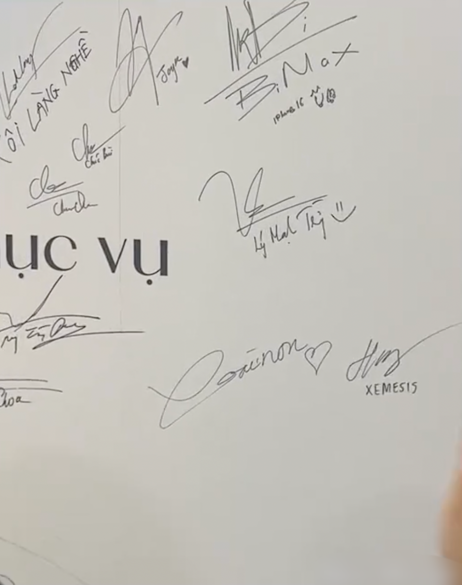 Cặp đôi kí gần sát nhau.