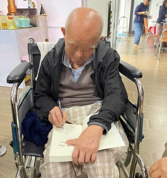 Nhà văn năm nay tuổi đã cao, phải ngồi xe lăn.
