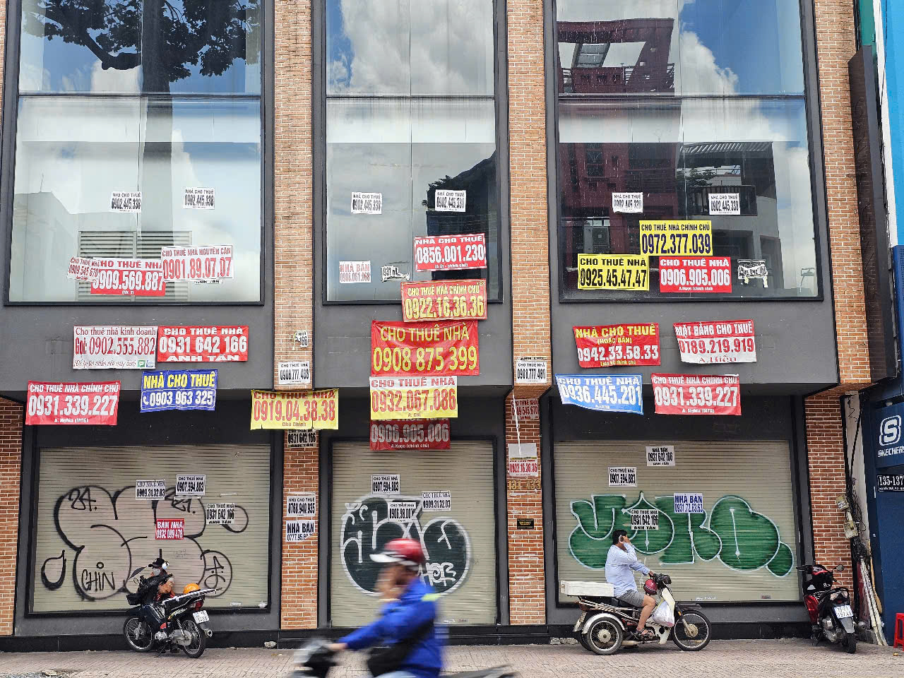 Mặt bằng trên đường Nguyễn Trãi bỏ trống thời gian dài, dán chi chít bảng cho thuê