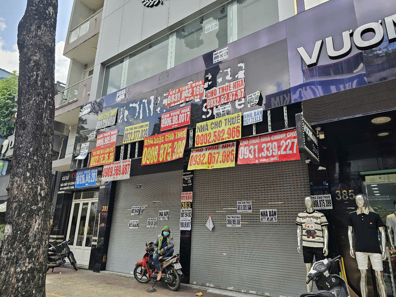 Mặt bằng cách đó không xa trên đường Nguyễn Trãi nhem nhuốc bảng cho thuê