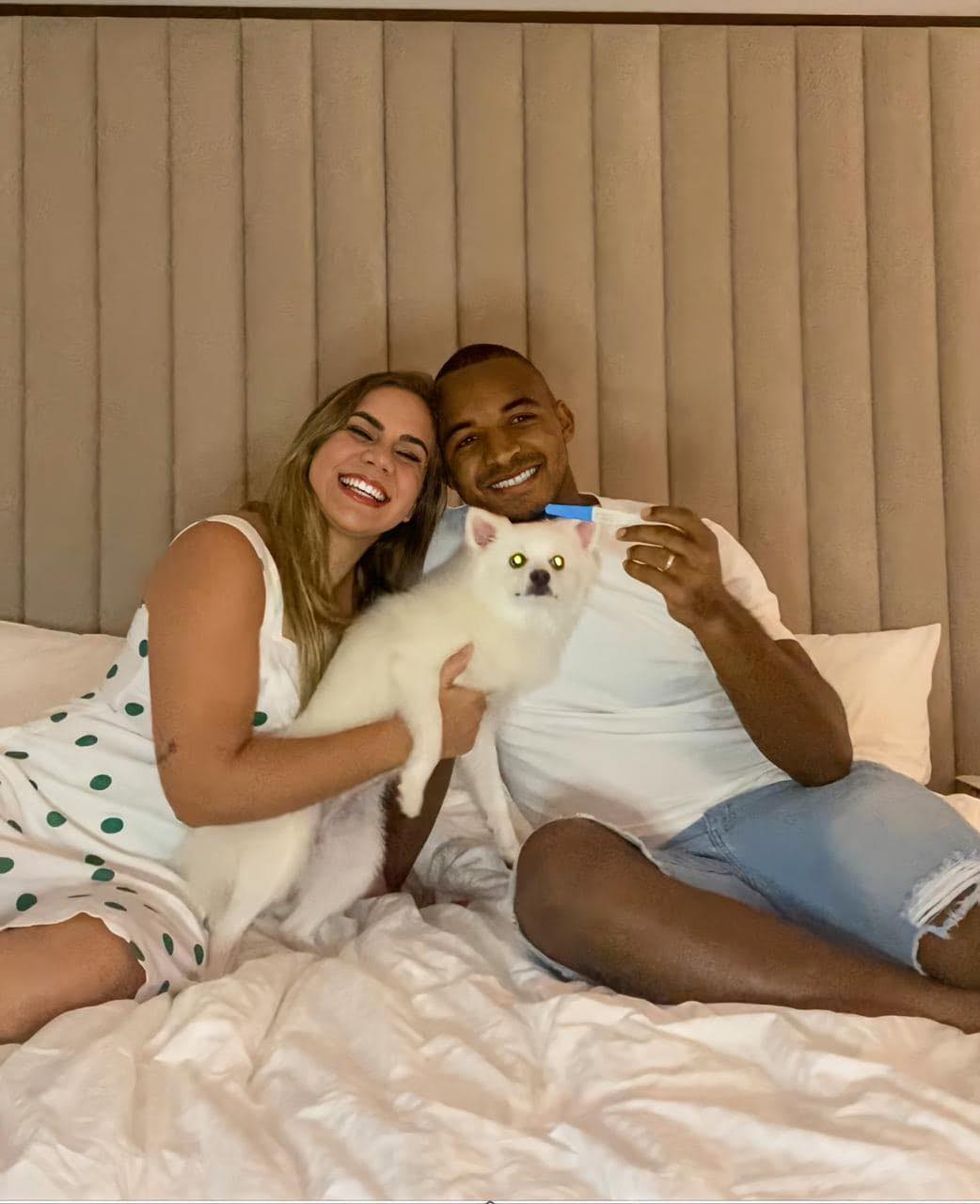 Cặp đôi khoe có em bé đầu lòng vào năm 2020