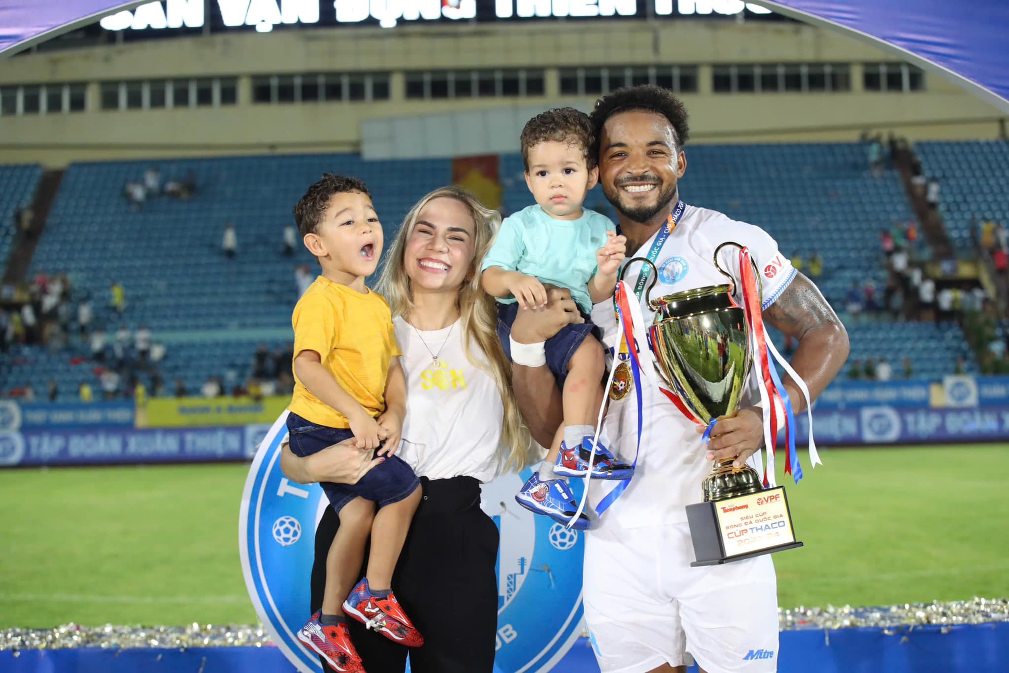 Gia đình nhỏ ăn mừng chức vô địch Siêu cúp Bóng đá Quốc gia 2024 cùng CLB Thép Xanh Nam Định