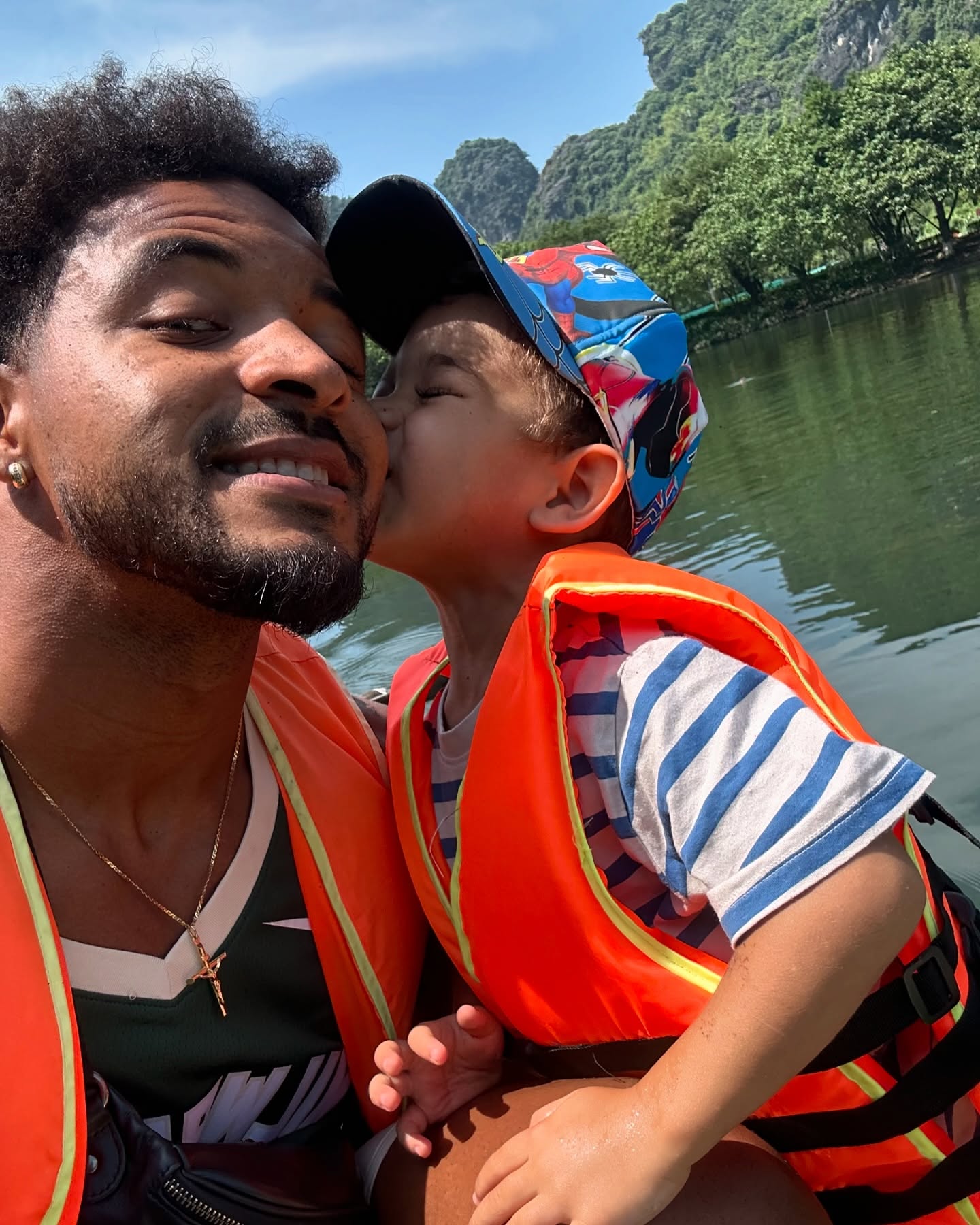 Chàng cầu thủ luôn dành thời gian chơi đùa và chăm con