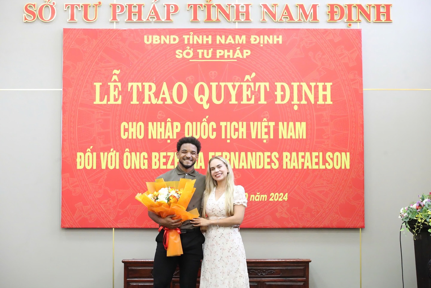 Vợ chồng Xuân Son trong ngày chàng cầu thủ chính thức nhập tịch