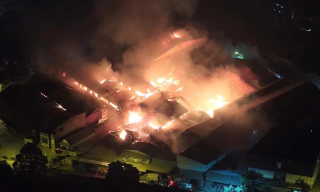 Theo thông tin ban đầu, vào khoảng hơn 18h chiều ngày 29/12, Trung tâm thông tin chỉ huy Công an thành phố Hà Nội nhận được tin báo cháy tại khu vực xã Liên Hà huyện Đan Phượng (Ảnh: Anhh Châuu)