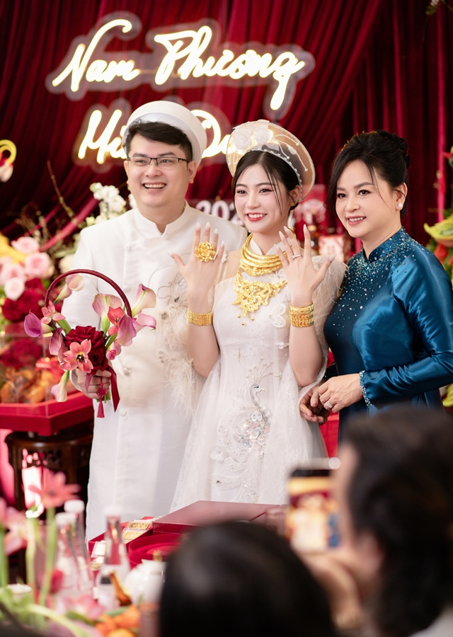 Cô dâu xuất thân từ gia đình có điều kiện, chú rể cũng là chủ của thương hiệu Gaming có nhiều chi nhánh