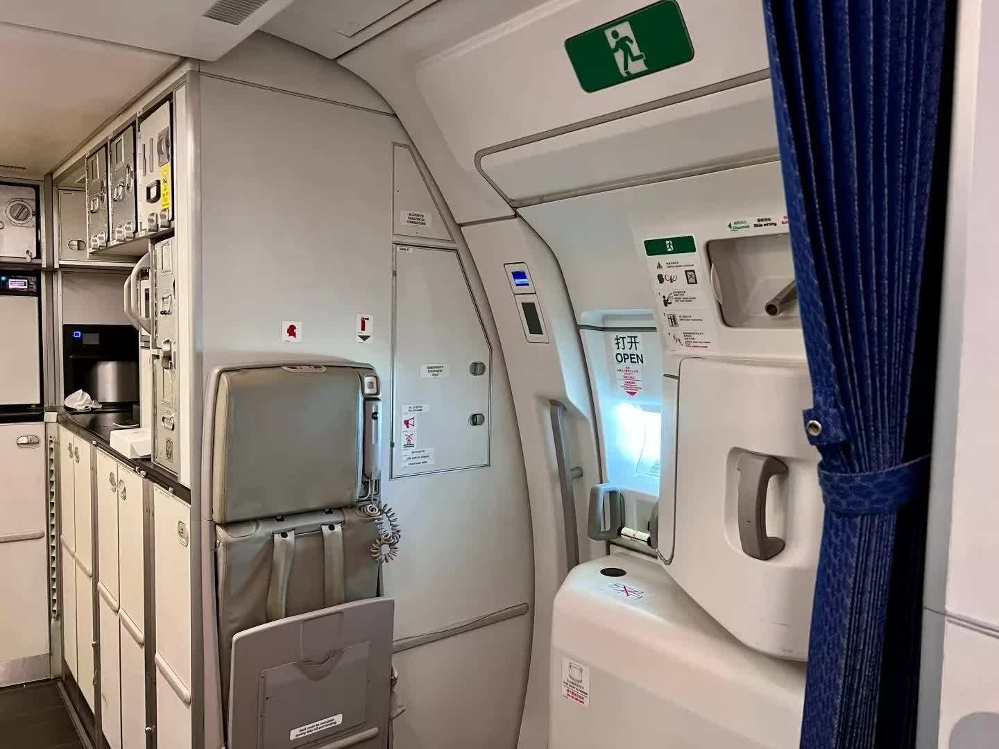 Dù chưa được xác nhận, 2 người sống sót được cho là đã ngồi ở ghế phi hành đoàn phía sau cùng máy bay (Ảnh minh hoạ)