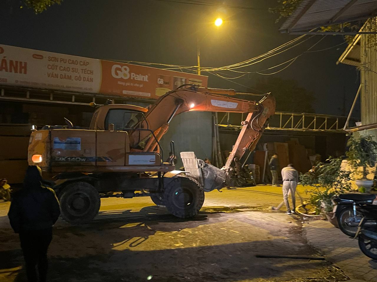 Lúc 20h35, lực lượng chức năng huy động thêm máy xúc