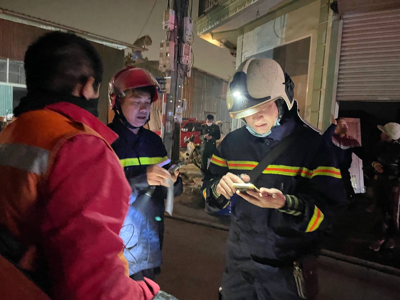 Khoảng 19h50, lực lượng chức năng vẫn đang nỗ lực dập lửa