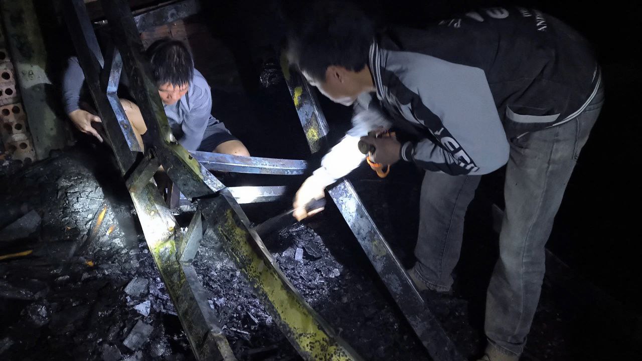 Nhiều đồ đạc bên trong xưởng bị thiêu rụi