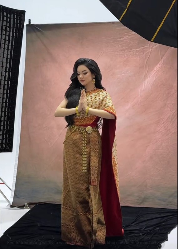 Ngoài vai trò là người mẫu ảnh, Ý Nhi còn gây chú ý với học vấn “khủng”. Cô là cựu học sinh trường chuyên danh tiếng tại Phú Yên và hiện đang theo học tại Trường Đại học Khoa học Xã hội và Nhân văn - Đại học Quốc gia TP HCM.