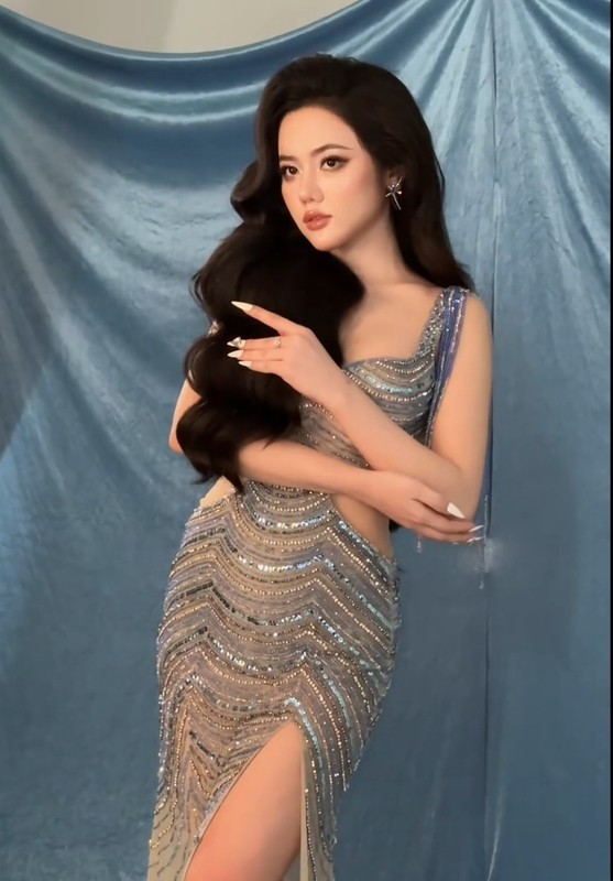 Ý Nhi còn được khen ngợi nhờ thân hình cân đối, số đo chuẩn chỉnh và luôn biết cách làm nổi bật đường cong qua những bộ trang phục táo bạo.