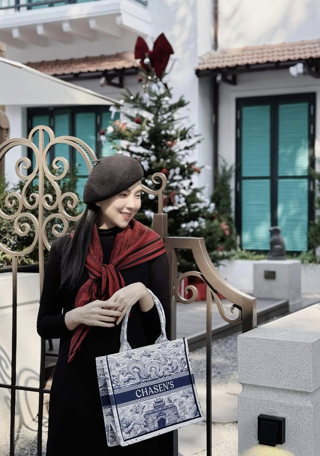 Thời gian qua, cô cũng hay mặc trang phục rộng và có hành động che chắn vòng 2