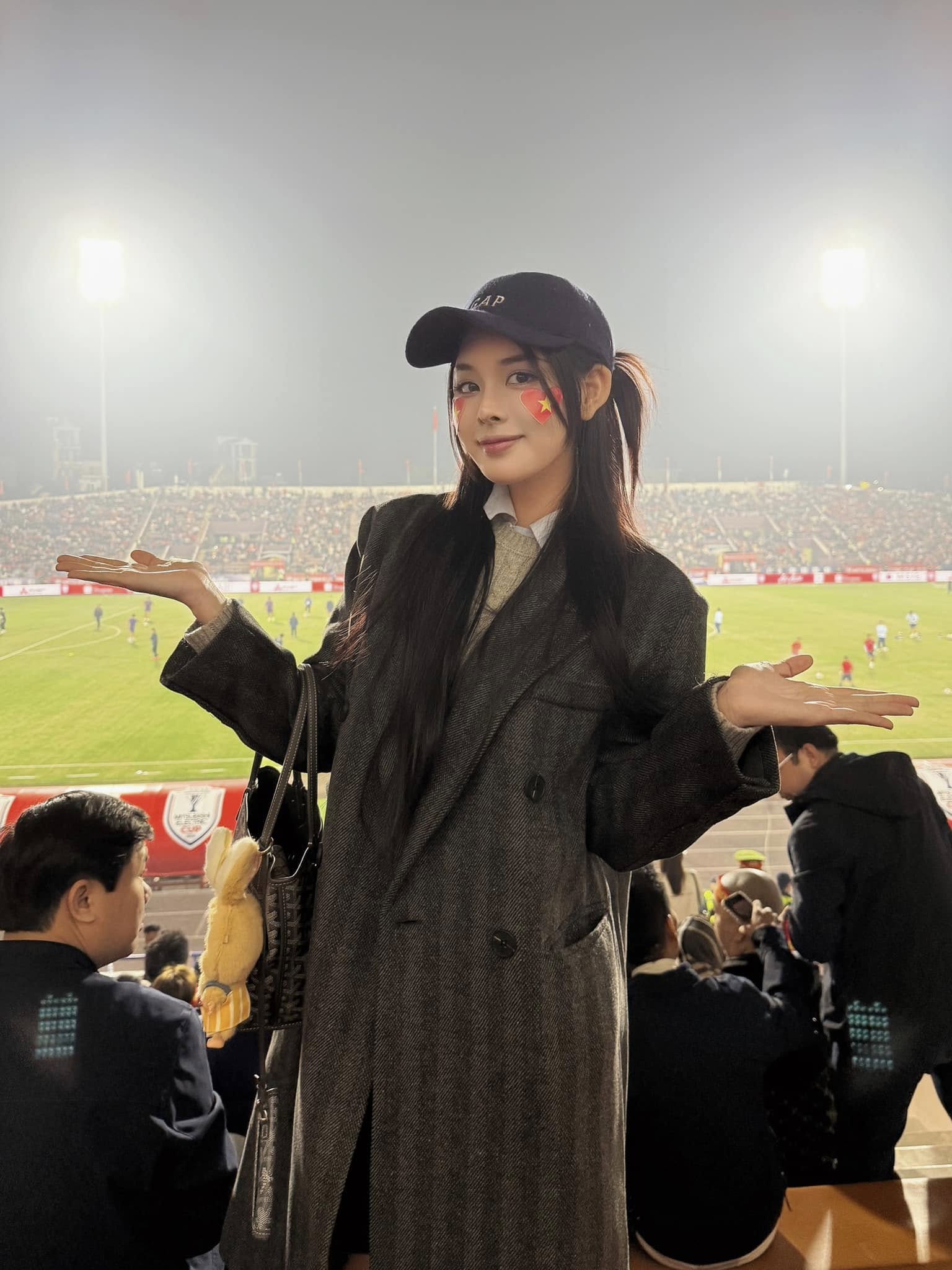 Nàng WAG Trần Bích Hạnh đến cổ vũ Văn Thanh và đội tuyển Việt Nam