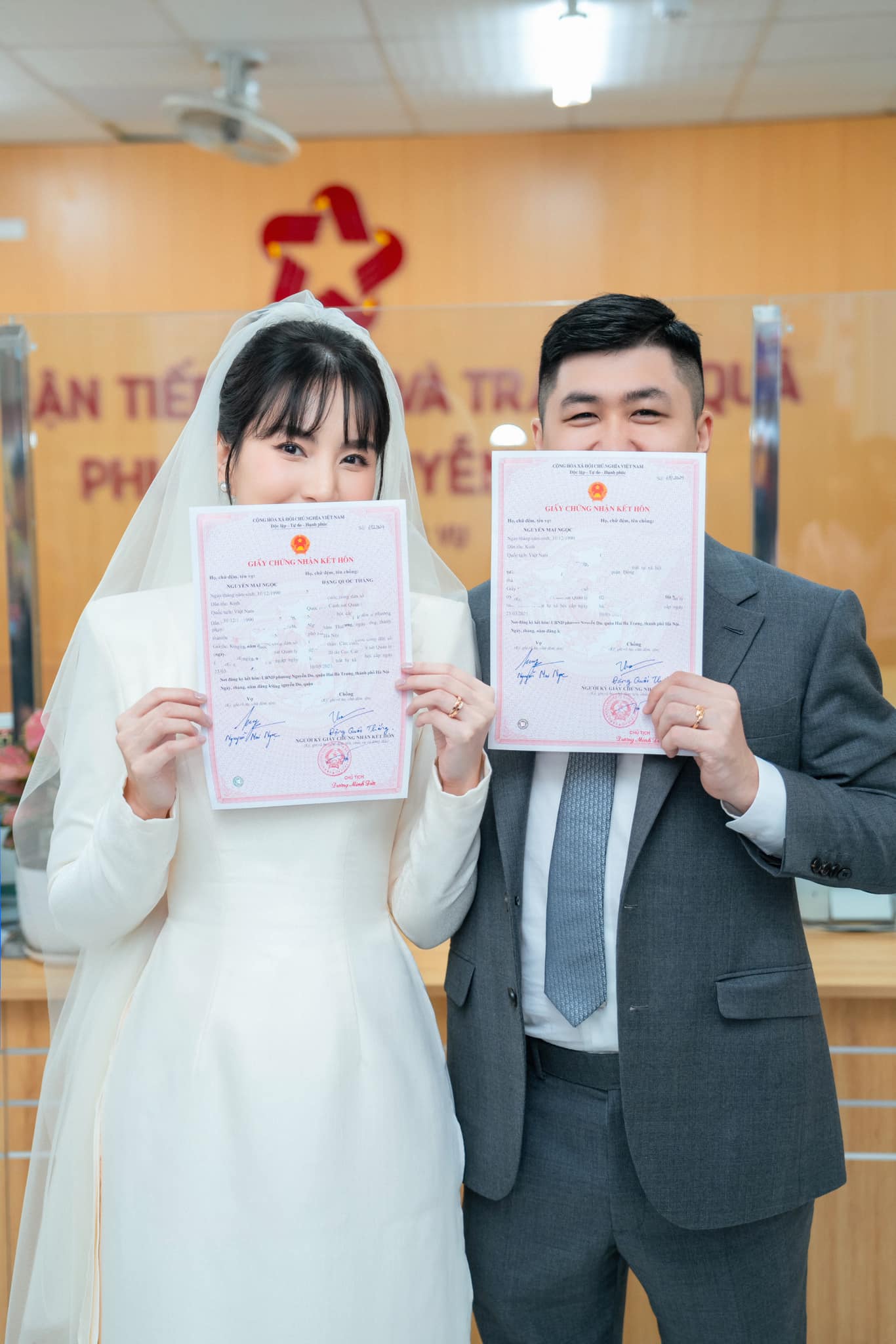 Đây cũng là lần đầu tiên nữ MC đăng tải hình ảnh ông xã lên MXH