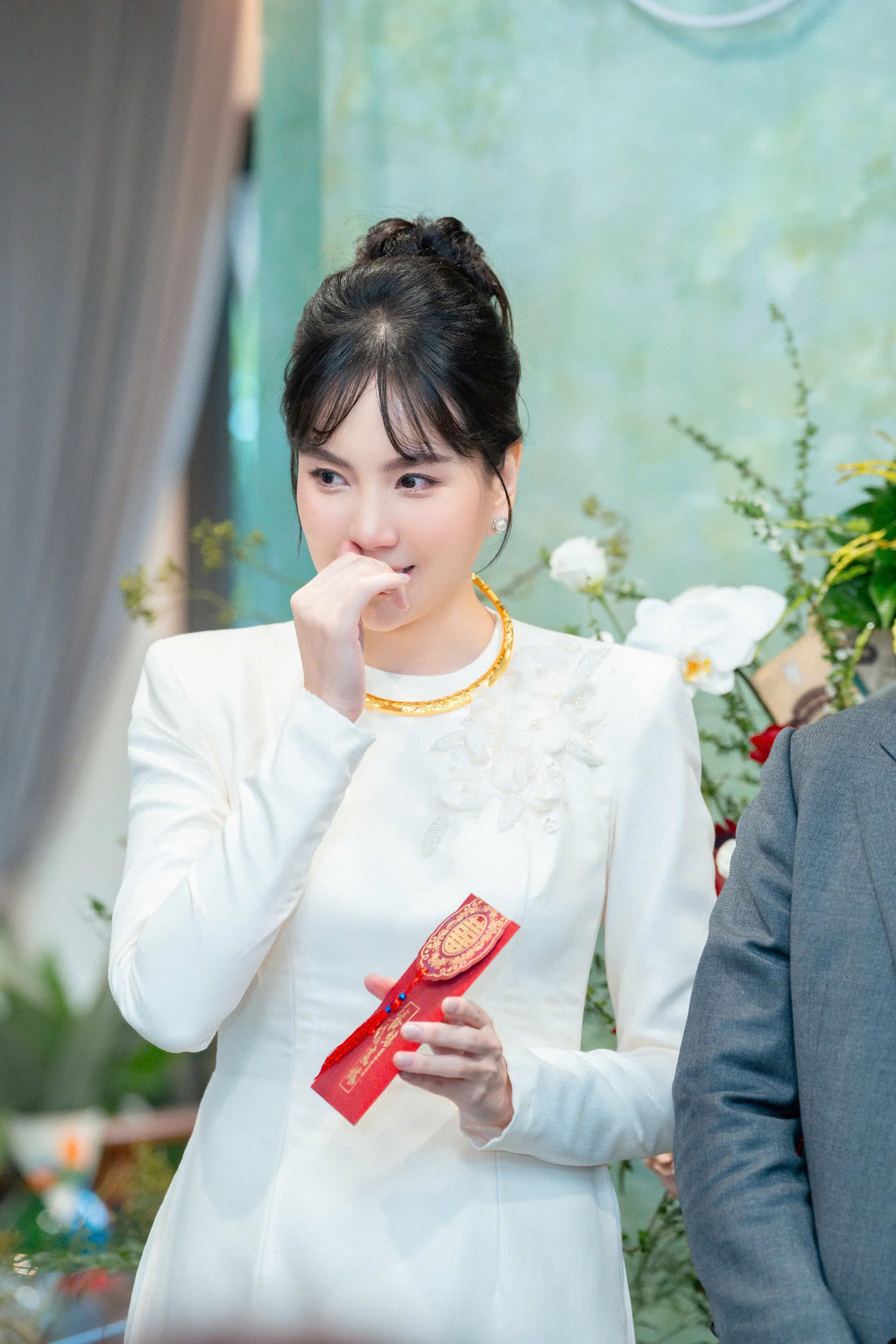 Mai Ngọc xúc động trong ngày trọng đại