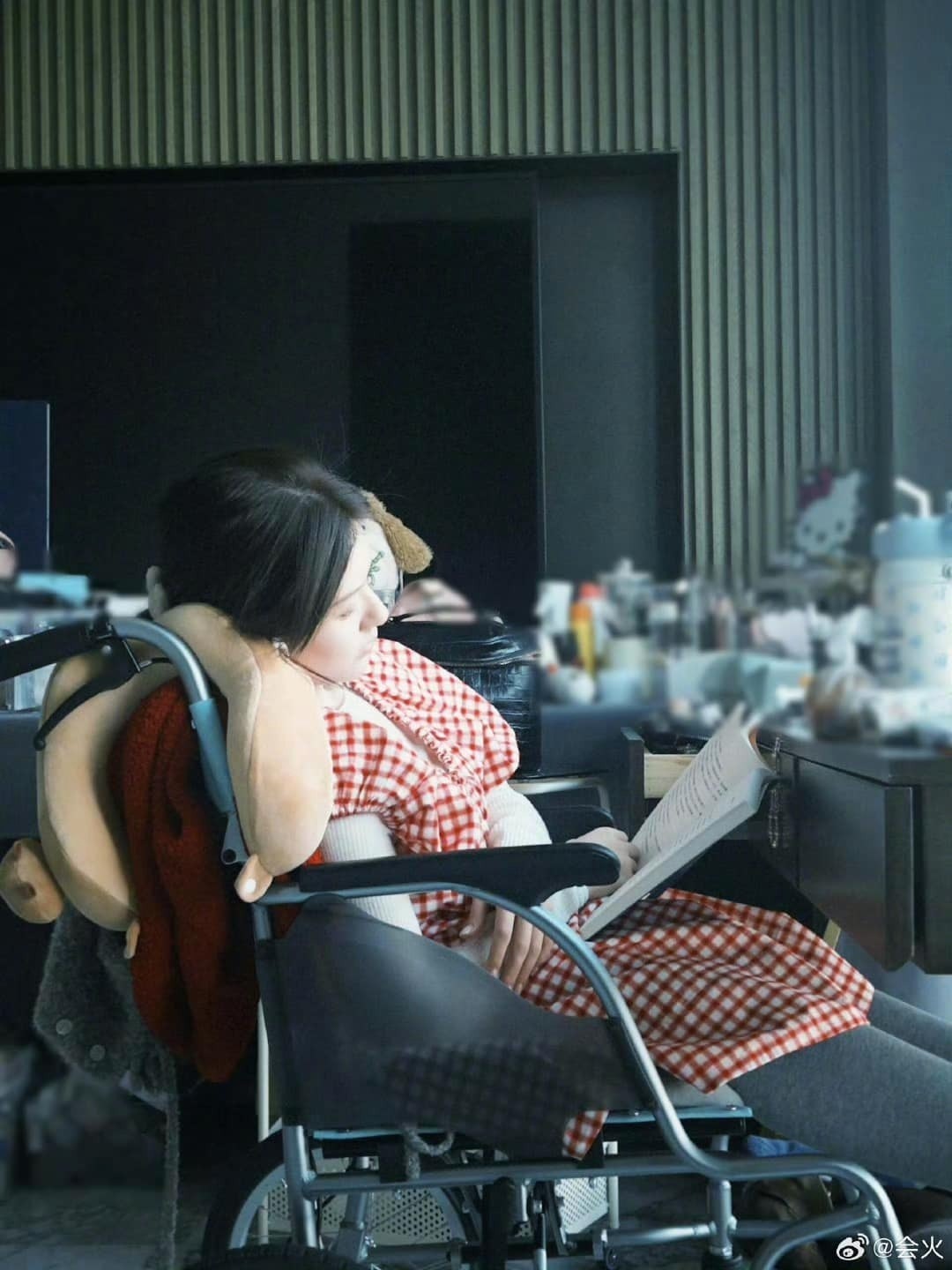 Nữ diễn viên bị mất ngôn ngữ và không thể đi lại bình thường.