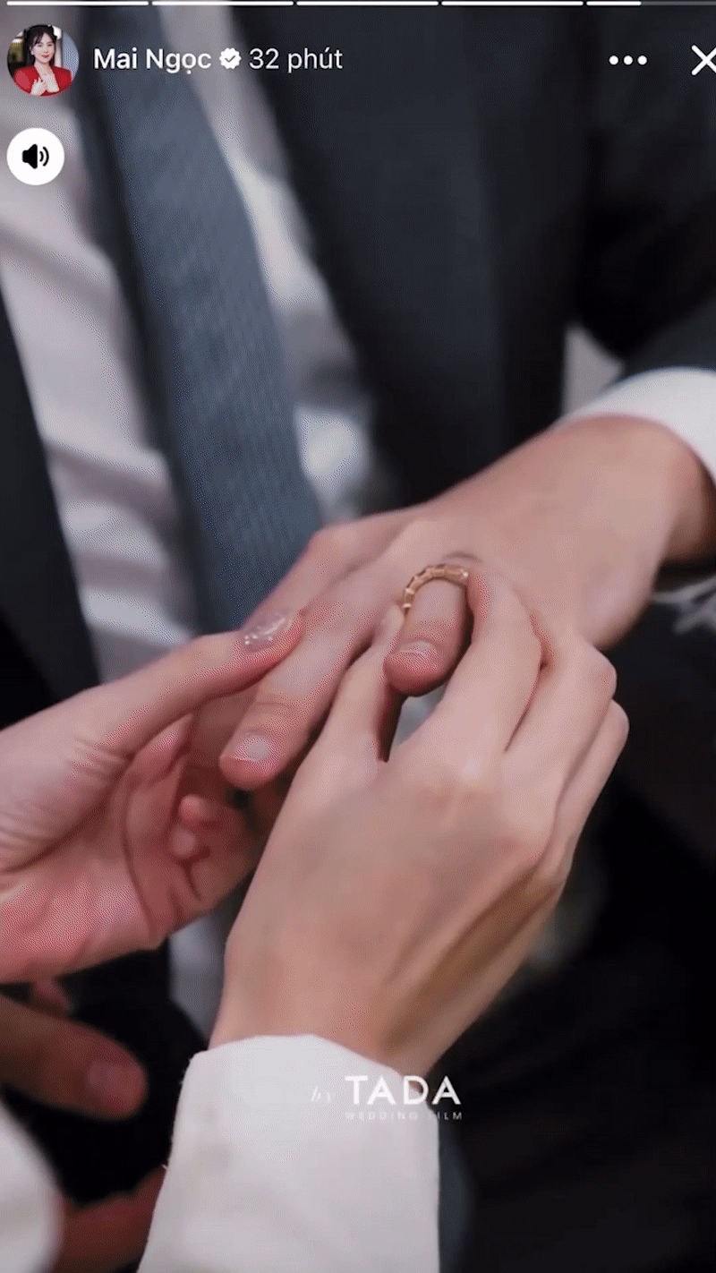 Nữ MC liên tục nở nụ cười tươi rạng rỡ đầy hạnh phúc