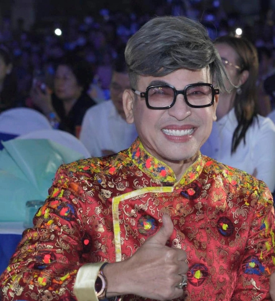 MC Thanh Bạch trở thành cái tên được bàn luận khắp các diễn đàn mạng xã hội cuối năm 2023 bắt nguồn từ hình ảnh ghi lại diện mạo của ông sau khi can thiệp thẩm mỹ. Được biết, nam MC đã chỉnh sửa phần chân mày và môi.