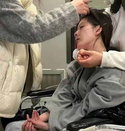 Hình ảnh rệu rã, mơ màng, không còn sức lực của nữ diễn viên. Cô phải ngồi thở oxy trên xe lăn.