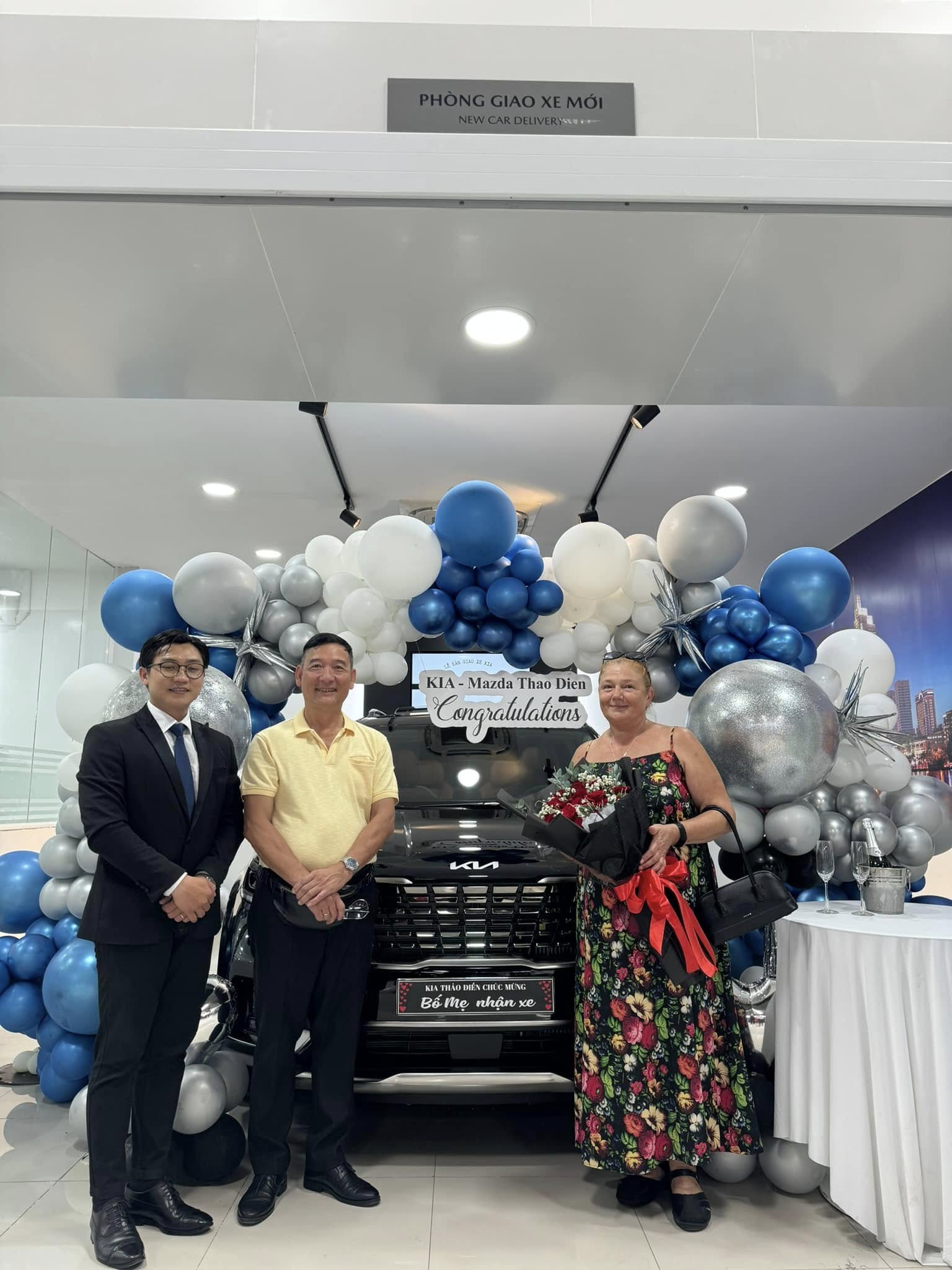 Văn Lâm cũng mua tặng bố mẹ một chiếc xế hộp sau nhiều năm xa gia đình đi theo đuổi sự nghiệp cầu thủ. Bản thân anh cũng có cho mình một siêu xe bạc tỷ