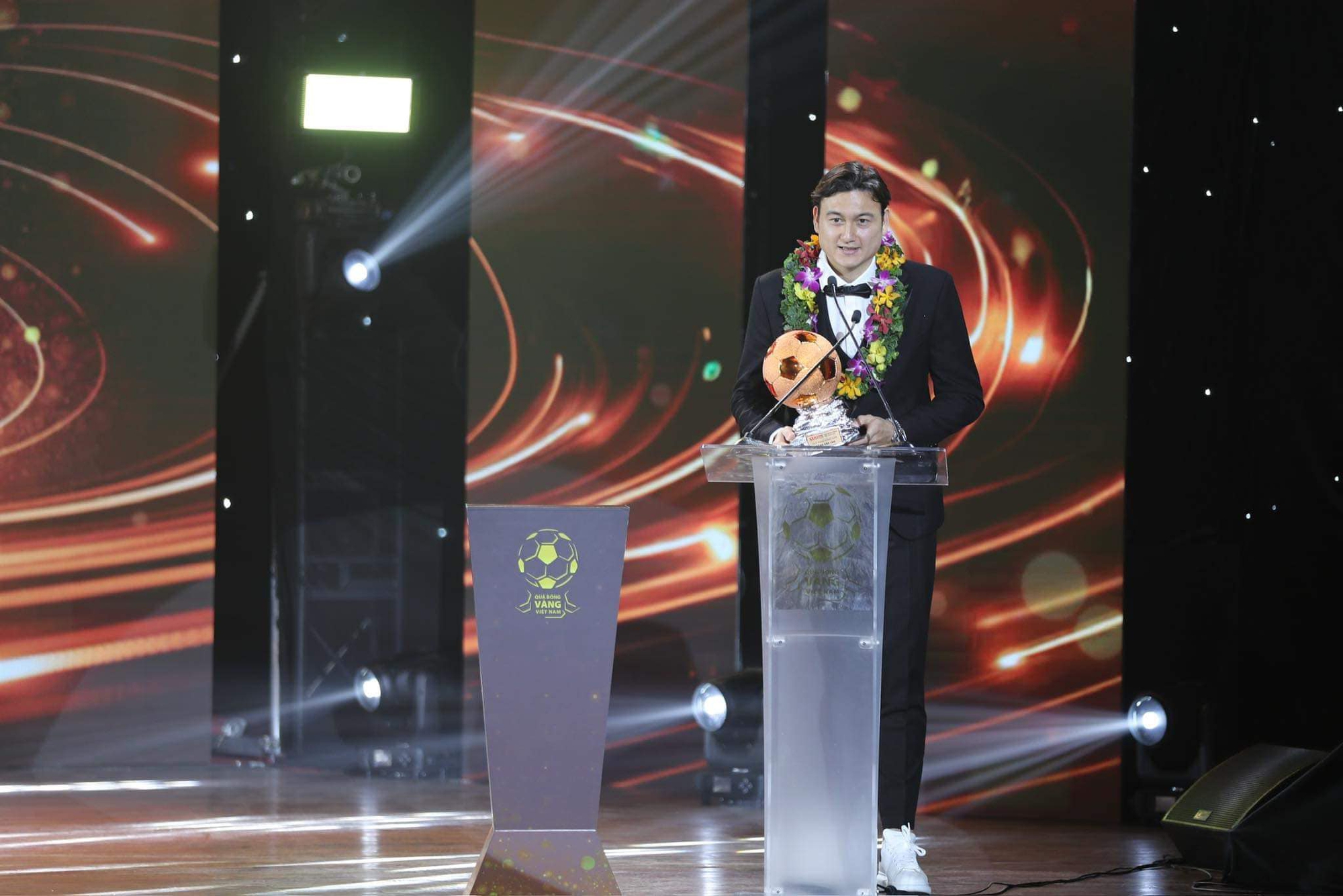 Mới đây, thủ môn Đặng Văn Lâm đã tung bộ ảnh tổng kết năm 2024 rực rỡ với nhiều dấu mốc quan trọng. Trong sự nghiệp, thì với Đặng Văn Lâm, Văn Lâm lần dầu tiên giành Quả bóng đồng Việt Nam. Đây là giải thưởng rất giá trị xứng đáng với những cống hiến bền bỉ của anh trong nhiều năm qua