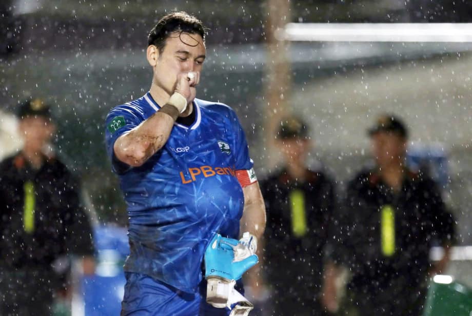 Văn Lâm ăn mừng bằng động tác bụng bầu thể hiện niềm vui khi sắp được lên chức 