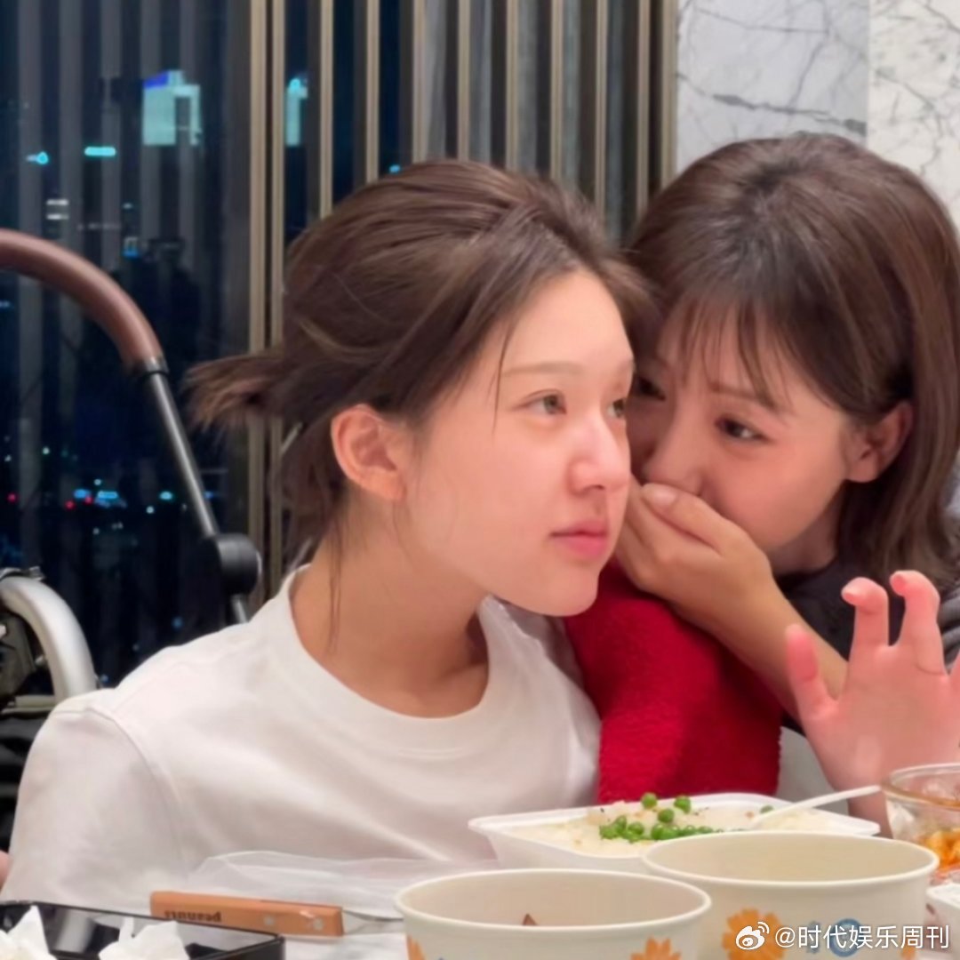 Hiện tại, bạn bè ở bên để động viên Triệu Lộ Tư