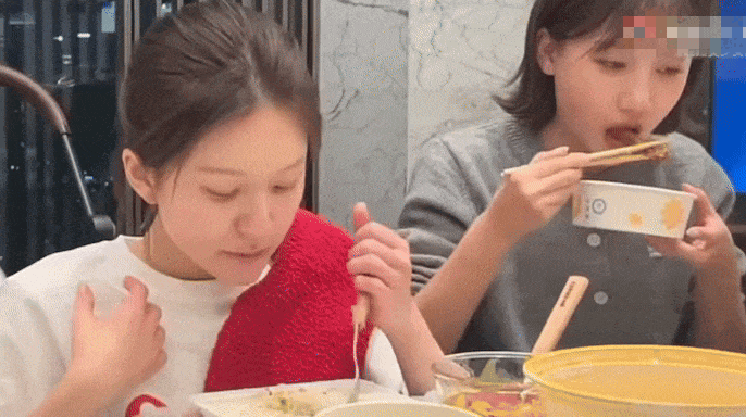 Triệu Lộ Tư không thể cầm thìa, nhai nuốt khó khăn