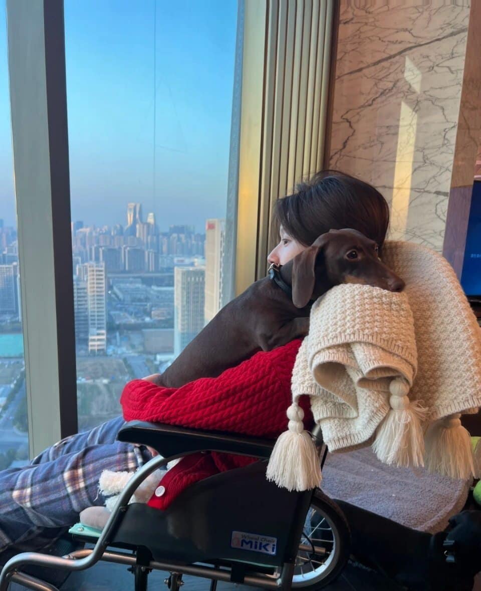 Nữ diễn viên phải gắn bó với xe lăn trong quá trình điều trị bệnh