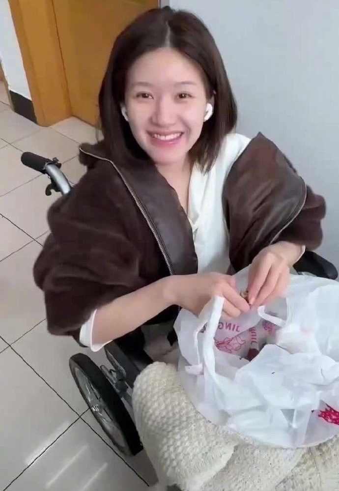 Hình ảnh Triệu Lộ Tư tuổi 26 gầy gò, bệnh tật khiến fan đau lòng.