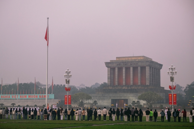 Nhiều người dân và các bạn trẻ đã có mặt từ sớm tại Quảng trường Ba Đình để theo dõi lễ thượng cờ