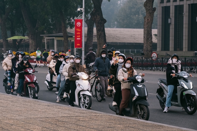 Nhiều bạn trẻ cho biết, sau khi xem pháo hoa đón năm mới trên hồ Gươm, nhóm bạn đã đợi sẵn tại Quảng trường Ba Đình để xem lễ thượng cờ ngày đầu năm trước khi trở về nhà