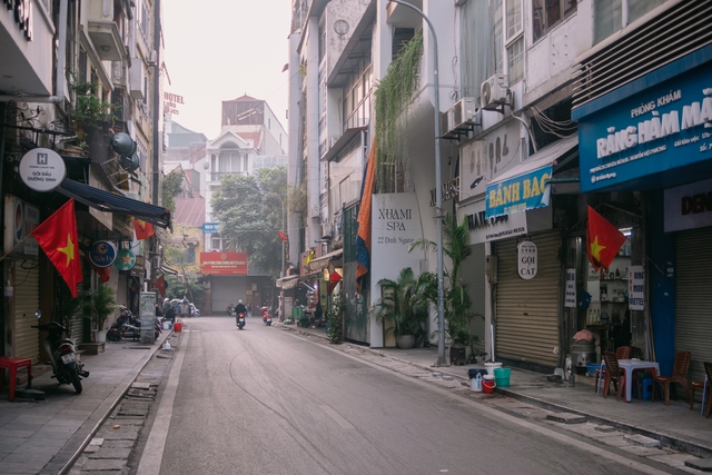 Không khí sáng mùng 1 Tết như nốt trầm khác biệt trong bản nhạc giao hưởng muôn màu của cuộc sống. Những con phố ngày thường đông đúc nay vắng lặng trong sương sớm.