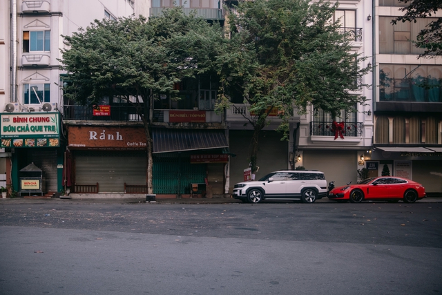 Sau đêm cuối năm đón chào năm mới, thành phố như thức dậy muộn hơn, tất cả các con đường vắng vẻ, hàng quán im lìm