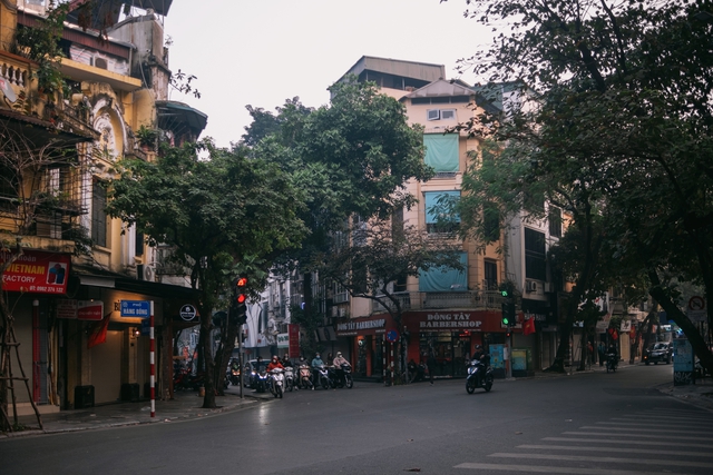 Trên phố phường Hà Nội, mọi hoạt động muộn hơn so với thường ngày khi người dân thức muộn sau giao thừa đón năm mới