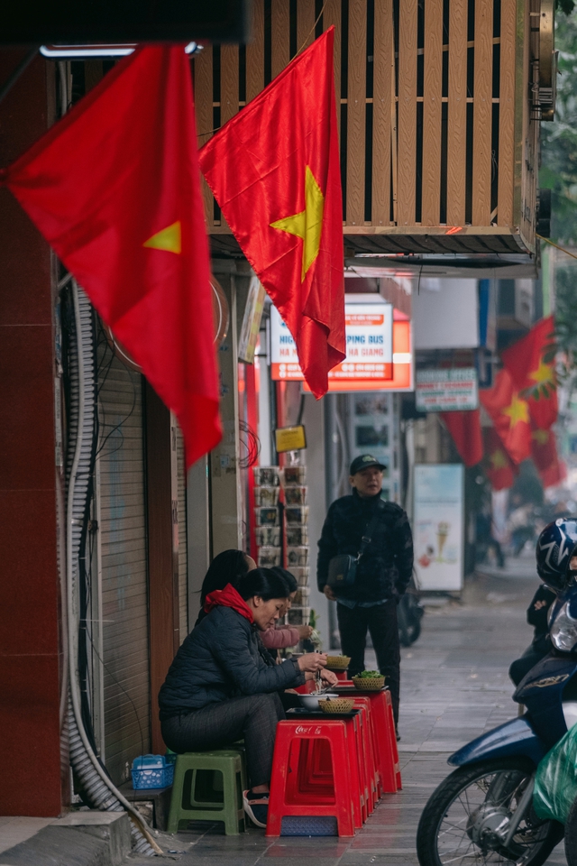 Một góc phố nhỏ ngày đầu năm, không ồn ã nhộn nhịp mà bình yên tĩnh lặng. Người dân chậm rãi thưởng thức tô bún nóng, tận hưởng không khí ngày đầu năm