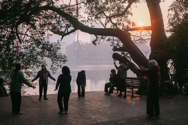 Nhiều người dân dậy sớm tập thể dục tận hưởng thời tiết rét khô của mùa đông năm nay