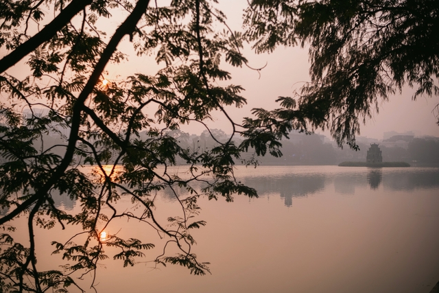 Hình ảnh hồ Gươm yên bình nhưng đầy cuốn hút trong buổi sáng năm mới