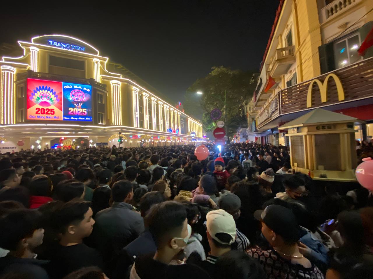 Con phố chật kín người ra về, ai cũng nhích từng chút để di chuyển (Ảnh: Lê Trung)