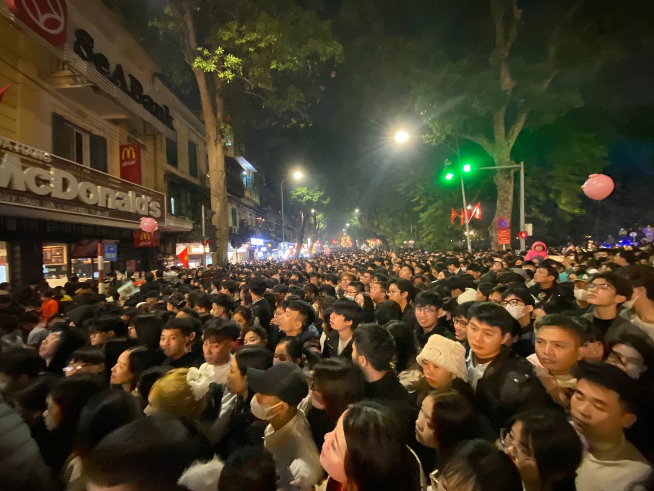 Sau khi bắn pháo hoa, dòng người ra về, tắc kín và chật cứng tại khu vực Hàng Khay, Đinh Tiên Hoàng (Ảnh: Lê Trung)