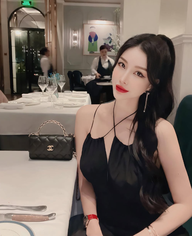 Lam Cúc là tay chơi đồ hiệu 